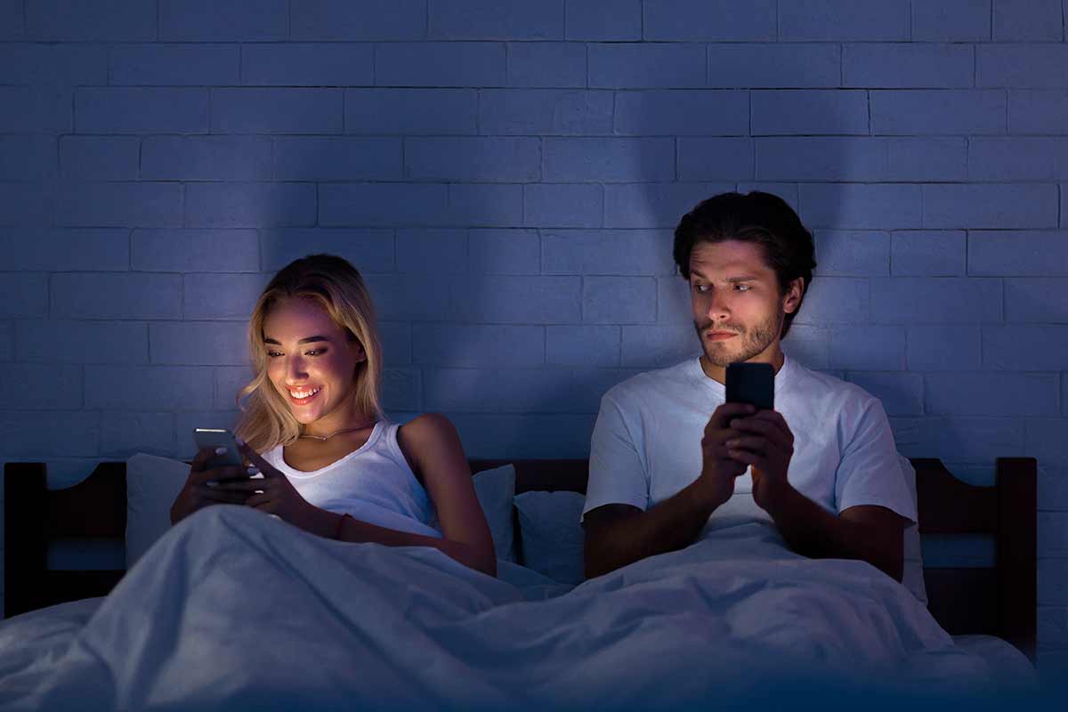 coppia al letto con lo smartphone